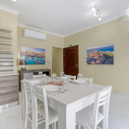 Seaview, Beautiful 3br 1 Apartment *